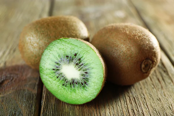 Kiwi juteux fruits sur fond en bois — Photo