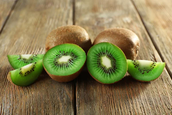 Fruta kiwi jugosa sobre fondo de madera — Foto de Stock