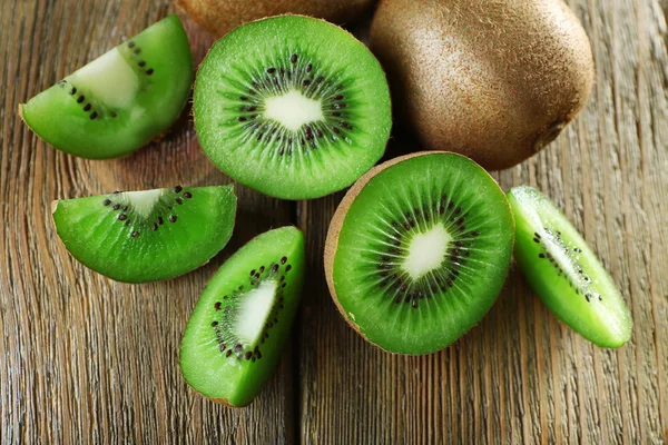 Saftig kiwi frugt på træ baggrund - Stock-foto