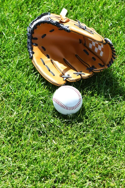 Baseballball und Handschuh — Stockfoto