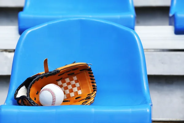 Baseball boll och handske — Stockfoto