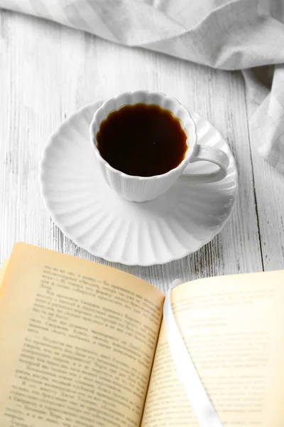 Bodegón con taza de café y libro, primer plano — Foto de Stock