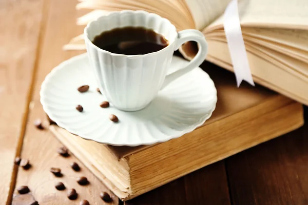 Natureza morta com xícara de café e livros, em mesa de madeira — Fotografia de Stock