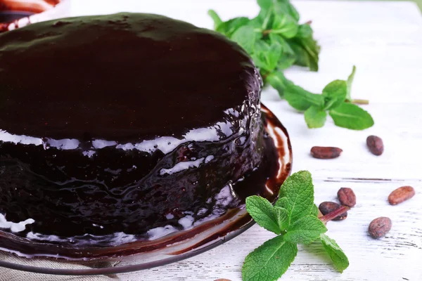 근접 촬영 테이블에 격판덮개에 입힌 맛 있는 초콜릿 케이크 — 스톡 사진