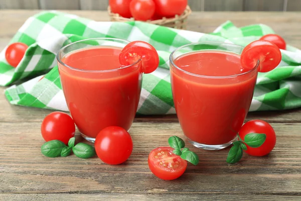 Los vasos del jugo de tomate con hortalizas sobre la mesa se acercan — Foto de Stock