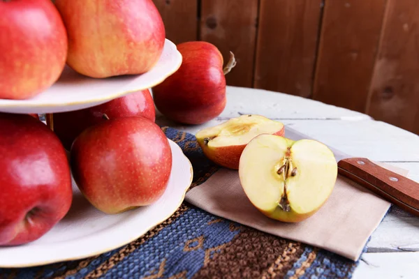 テーブルの上のトレイを提供おいしい香り、熟したリンゴをクローズ アップ — ストック写真