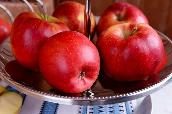 Tasty ripe apples on serving tray on table close up — Stock Photo, Image