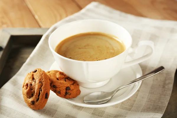 Tasse Kaffee mit Plätzchen auf dem Tisch, Nahaufnahme — Stockfoto