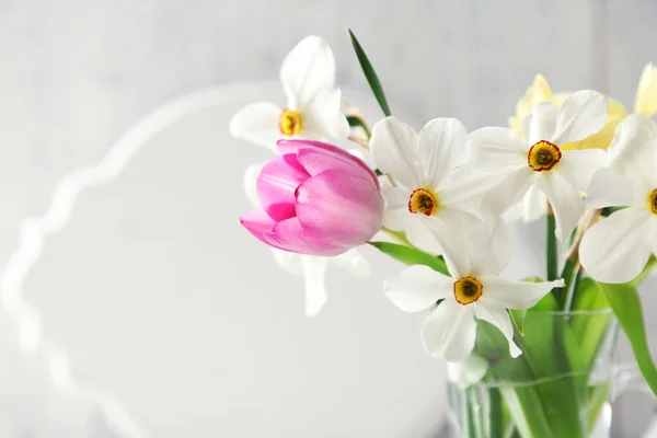 Buquê de primavera em vaso — Fotografia de Stock