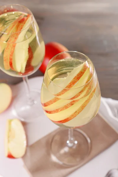 Glazen van appel cider met vruchten op tafel close-up — Stockfoto