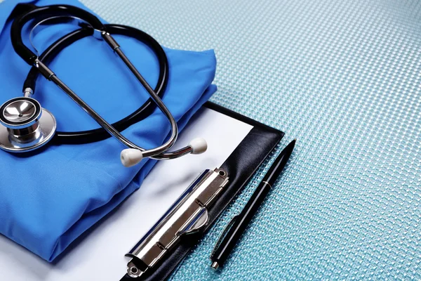 Медицинские принадлежности на синем столе крупным планом — стоковое фото