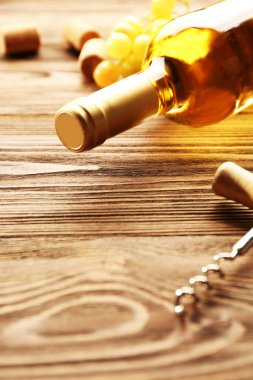 Cam şişe şarap Mantarlar, tirbuşon ve ahşap masa arka plan üzerinde üzüm ile