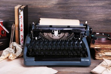 Ahşap masa Retro daktiloda