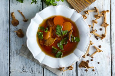 Ahşap masa, üstten görünüm üzerinde mantar çorbası