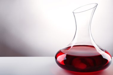 Açık renkli şarap cam sürahi