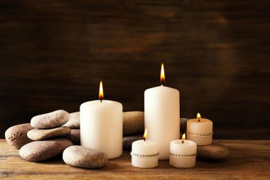 mumlar ve spa taşlar ahşap arka plan üzerinde güzel kompozisyonu