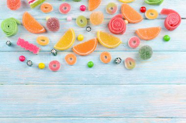 Ahşap arka planda renkli şekerler