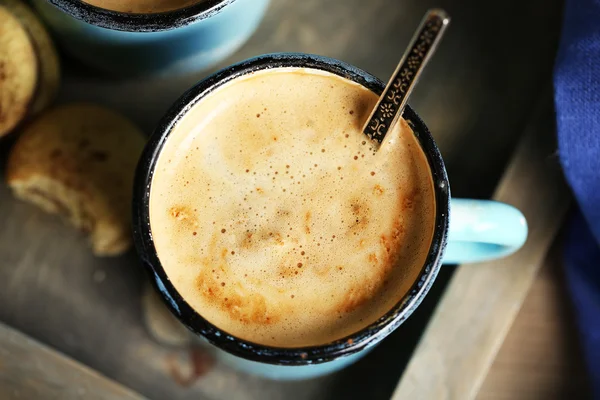 Cangkir cappuccino lezat di atas meja kayu — Stok Foto