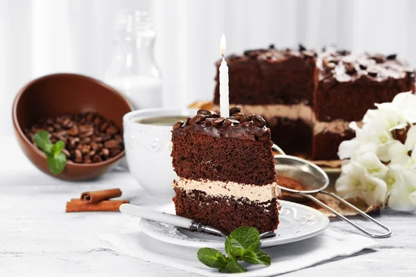 Delicioso pastel de chocolate en la mesa sobre fondo claro —  Fotos de Stock