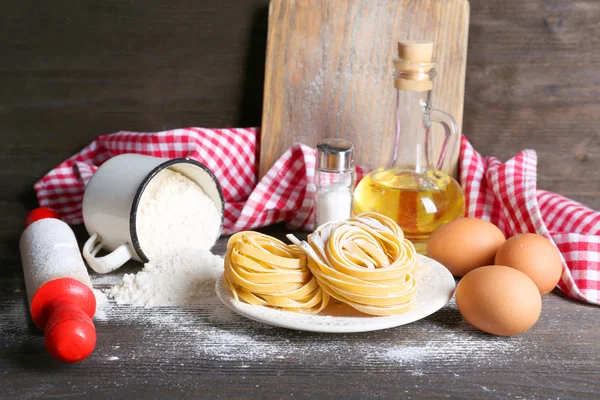 Stillleben der Nudelzubereitung auf rustikalem Holzgrund — Stockfoto