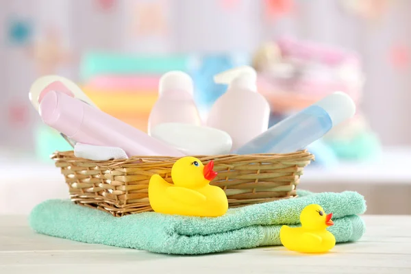 Accesorios para bebés para bañarse en la mesa sobre fondo claro —  Fotos de Stock