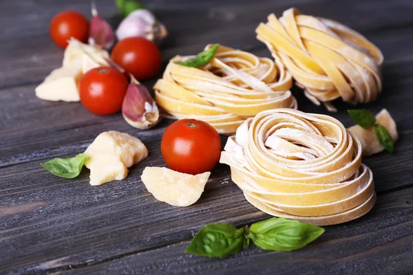 Pasta casera cruda con queso y verduras sobre fondo de madera —  Fotos de Stock