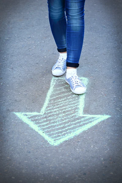 Piedi femminili e freccia di disegno — Foto Stock