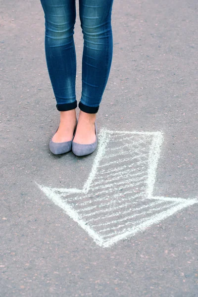 Piedi femminili e freccia di disegno — Foto Stock