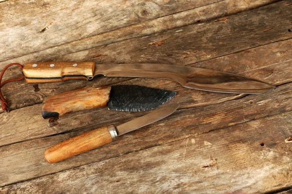 Facas de caça no fundo de madeira — Fotografia de Stock