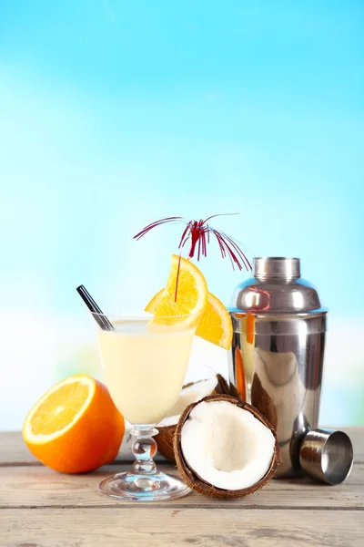 Glas av sommaren cocktail på träbord på ljusa suddig bakgrund — Stockfoto