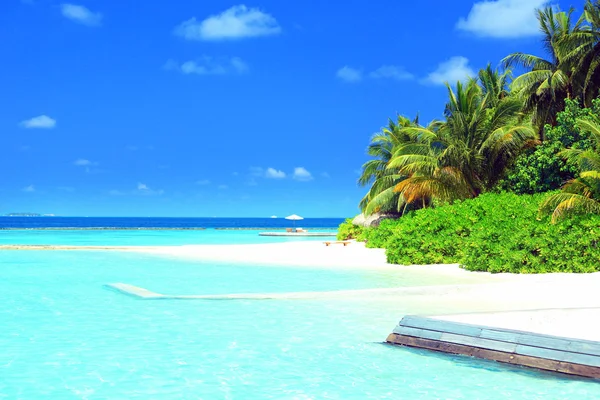 Schöner Blick auf den Strand der tropischen Insel auf blauem Himmel Hintergrund — Stockfoto