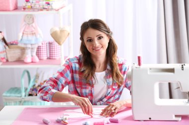 Güzel genç needlewoman