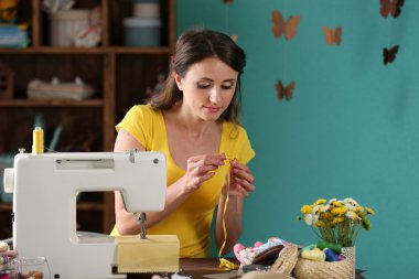 Güzel genç needlewoman