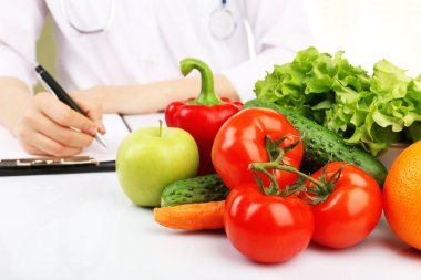 Beslenme uzmanı doktor ofisinde diyet planı yazma