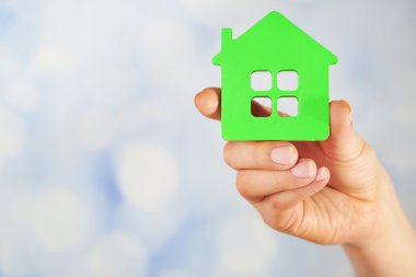evin arka plan bulanık üzerinde model ile el