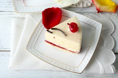 Parçası cheesecake plaka üzerinde