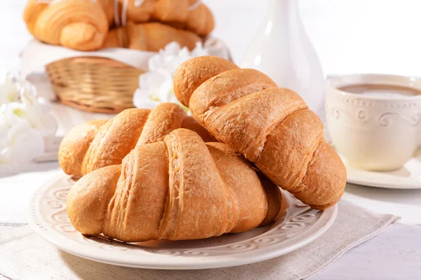 Tablo yakın çekim üzerinde plaka üzerinde lezzetli ay çöreği