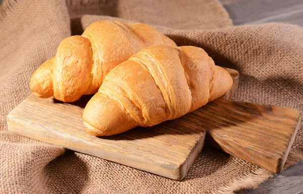 Deliciosos croissants na mesa close-up — Fotografia de Stock