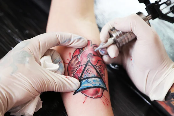 Tatuagem artista no trabalho — Fotografia de Stock