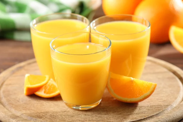 Orangensaft auf dem Tisch — Stockfoto