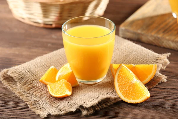 Jugo de naranja en la mesa — Foto de Stock
