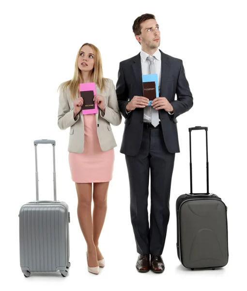 Портрет молодой счастливой пары с багажом, изолированным на белом — стоковое фото