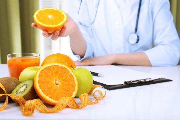 Médico nutricionista com frutas — Fotografia de Stock