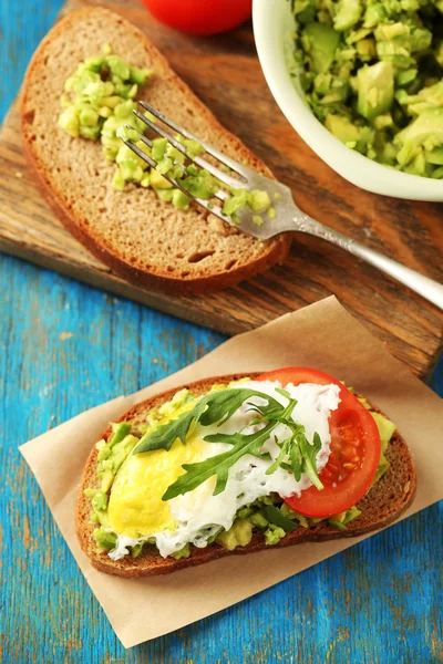 Вкусный сэндвич с яйцом, авокадо и овощами — стоковое фото