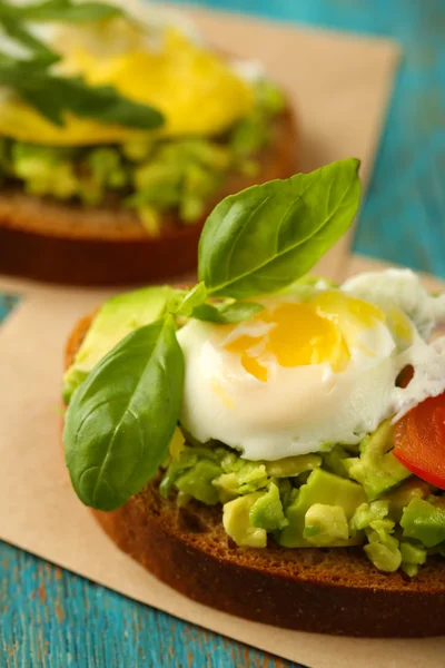 Sándwich sabroso con huevo, aguacate y verduras — Foto de Stock