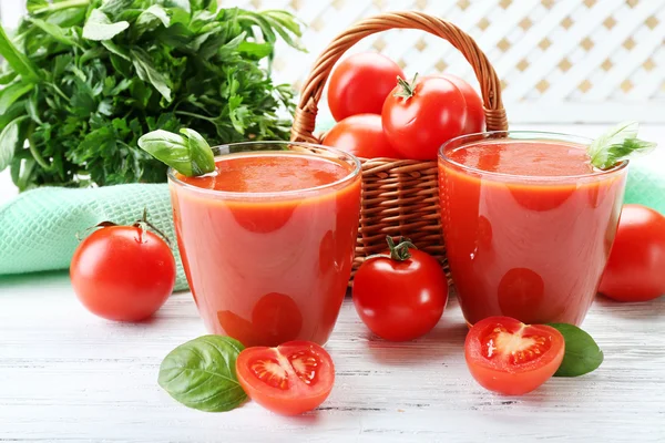 Copos de suco de tomate fresco — Fotografia de Stock