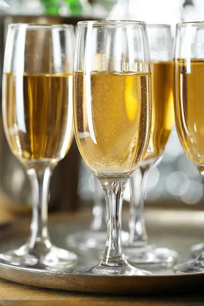 Glazen champagne op lichte achtergrond — Stockfoto