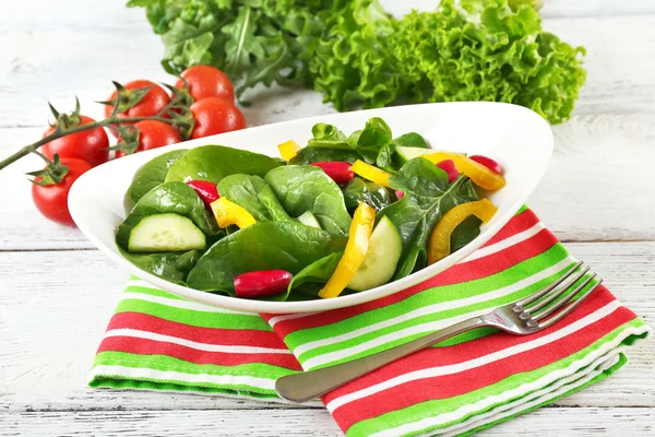 Insalata di verdure fresche in ciotola — Foto Stock