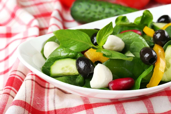 Salade de légumes frais dans un bol — Photo