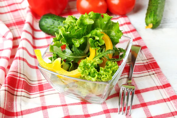 Ensalada de verduras frescas en bowl — Foto de Stock